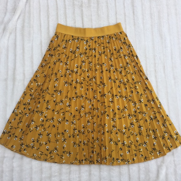 (Andi + James) pleated a-line midi skirt - Picture 2 of 6